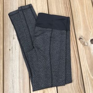 EUC Under Armour fitted all season gear leggings M